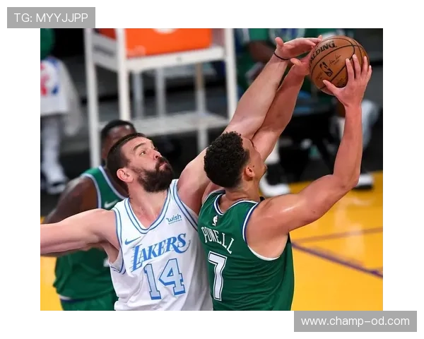 班西蒙斯挡拆吸引内线防守转换较上季明显提升