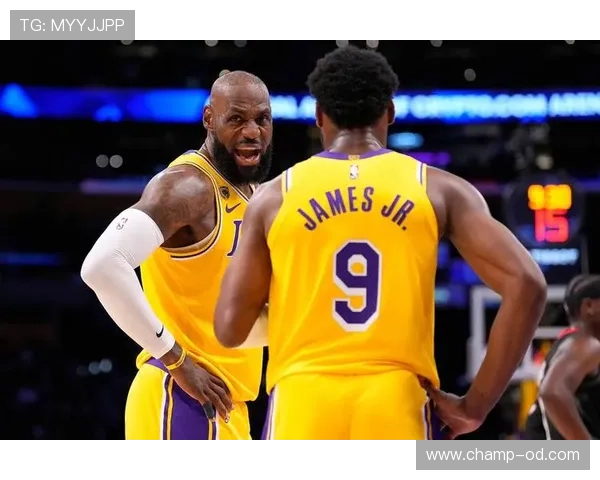 勒布朗突破制造空位三分，助力湖人提升关键时刻得分效率