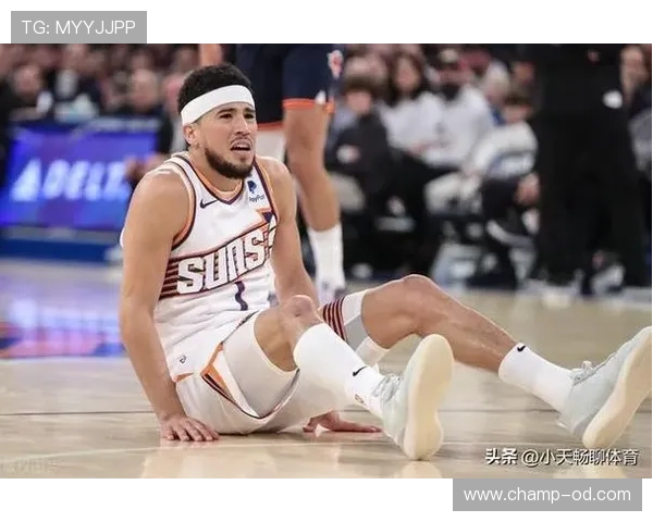 德文·布克突破拉开防线 提升关键时刻得分效率